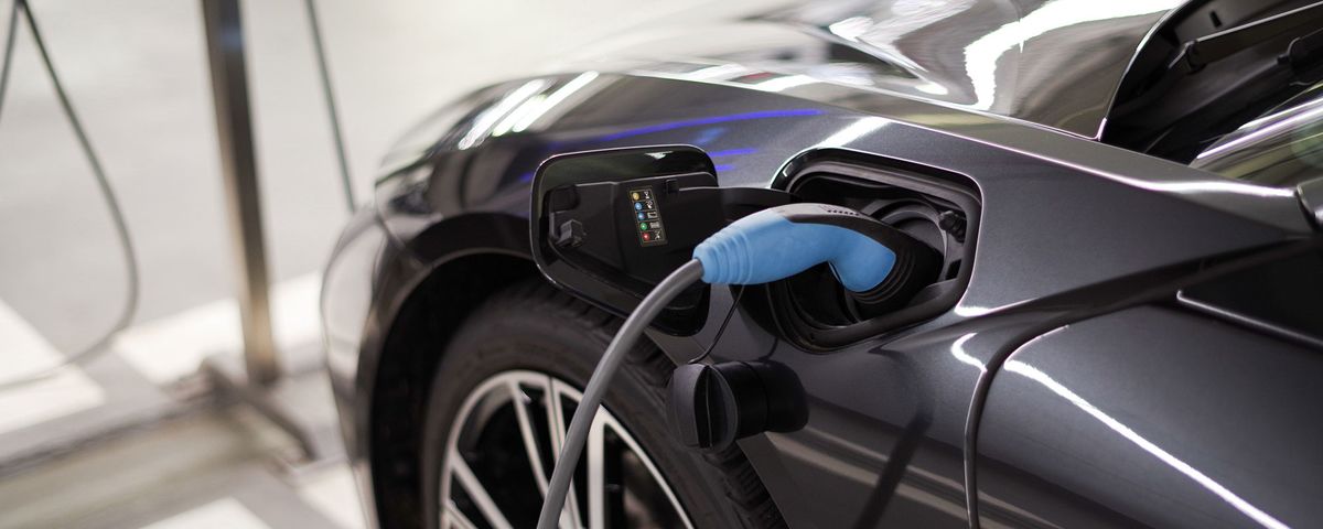 Bild eines ladenden E-Autos